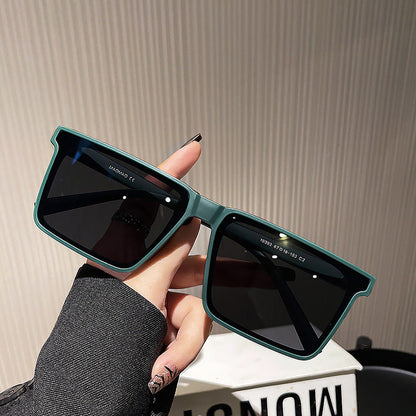Square sunglasses, trendy big face, new sunglasses with UV protection, simple photography, high-end feel, sunglasses eprolo