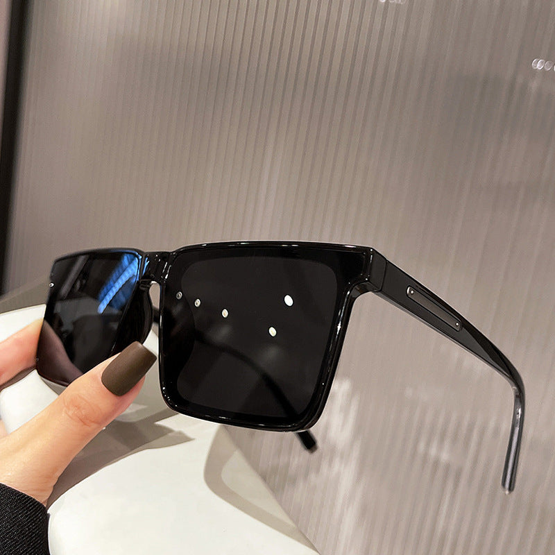 Square sunglasses, trendy big face, new sunglasses with UV protection, simple photography, high-end feel, sunglasses eprolo