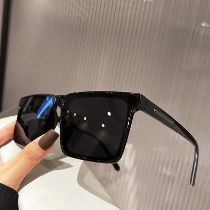 Square sunglasses, trendy big face, new sunglasses with UV protection, simple photography, high-end feel, sunglasses eprolo